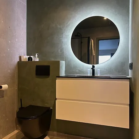 By Aimee - 20m From The & In Centre! *