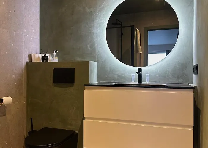 By Aimee - 20m From The & In Centre! *